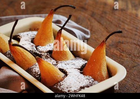 Gâteau de pain au chocolat avec des poires entières cuites à l'intérieur Banque D'Images