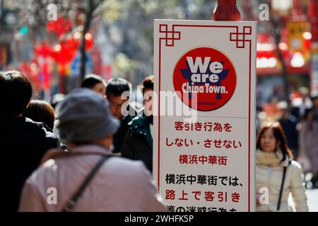 Yokohama, Japon. 10 février 2024. Les gens visitent Chinatown pendant les célébrations du nouvel an lunaire à Yokohama. Le Festival du nouvel an chinois organisé à Yokohama célèbre le nouvel an lunaire ou Festival du printemps, des événements ont lieu du 10 au 24 février. (Crédit image : © Rodrigo Reyes Marin/ZUMA Press Wire) USAGE ÉDITORIAL SEULEMENT! Non destiné à UN USAGE commercial ! Banque D'Images