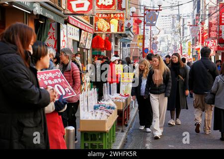 Yokohama, Japon. 10 février 2024. Les gens visitent Chinatown pendant les célébrations du nouvel an lunaire à Yokohama. Le Festival du nouvel an chinois organisé à Yokohama célèbre le nouvel an lunaire ou Festival du printemps, des événements ont lieu du 10 au 24 février. (Crédit image : © Rodrigo Reyes Marin/ZUMA Press Wire) USAGE ÉDITORIAL SEULEMENT! Non destiné à UN USAGE commercial ! Banque D'Images