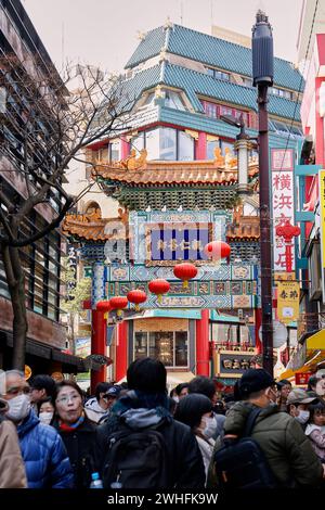 Yokohama, Japon. 10 février 2024. Les gens visitent Chinatown pendant les célébrations du nouvel an lunaire à Yokohama. Le Festival du nouvel an chinois organisé à Yokohama célèbre le nouvel an lunaire ou Festival du printemps, des événements ont lieu du 10 au 24 février. (Crédit image : © Rodrigo Reyes Marin/ZUMA Press Wire) USAGE ÉDITORIAL SEULEMENT! Non destiné à UN USAGE commercial ! Banque D'Images