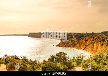 Coucher de soleil sur les falaises et les plages Banque D'Images