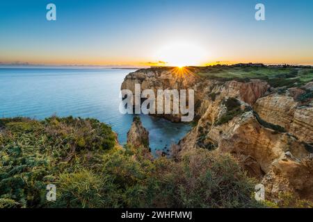 Coucher de soleil sur les falaises et les plages Banque D'Images