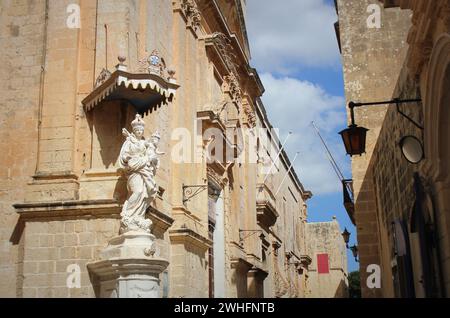 Statue de la Vierge Marie avec Jésus enfant, à l'angle de Prieuré carmélitaine dans Mdina. Malte Banque D'Images