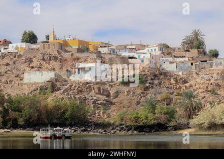 Village nubien sur le Nil près d'Assouan, Egypte Banque D'Images