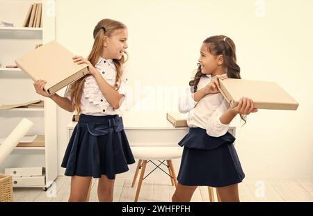 éducation et connaissances. enfants filles tenant le dossier. enseignement secondaire. éducation des filles. enfants filles sur le bureau. prêt pour la leçon d'école Banque D'Images