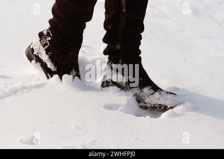 Brown chaussures de femmes couvertes par la neige en hiver Banque D'Images