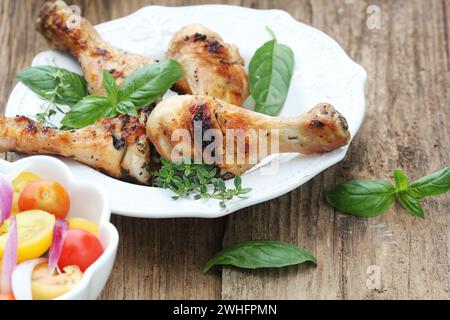 Cuisses de poulet grillées au romarin servi sur plaque blanche. Contexte Le dîner Banque D'Images