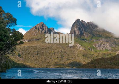 Cradle Mountain surplombe le lac Dove, Tasmanie, Australie Banque D'Images