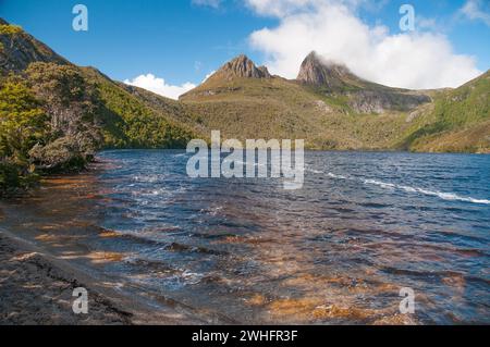 Cradle Mountain surplombe le lac Dove, Tasmanie, Australie Banque D'Images