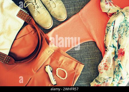 Femme d'automne tenue. Ensemble de vêtements, chaussures et accessoires sur fond gris Banque D'Images