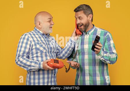 image d'hommes avec appel de contraste téléphonique. hommes avec appel de contraste téléphonique Banque D'Images