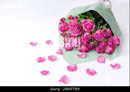Roses roses dans un beau bouquet sur un fond clair Banque D'Images
