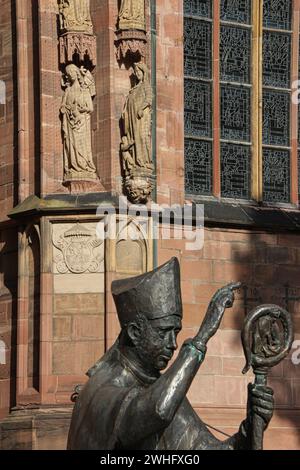 Figure de la synagoga à la cathédrale de Worms derrière la figure de l'évêque Burchard Banque D'Images