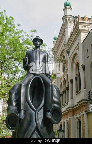 Monument Franz Kafka à Prague ; à droite la synagogue espagnole Banque D'Images