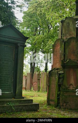 Les pierres tombales du premier cimetière juif d'Offenbach datant des XVIIIe et XIXe siècles se sont réunies pour former un monument. Dissous dans Banque D'Images