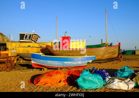 Vieux bateaux de pêche colorés sur la plage de Hastings stade, East Sussex, Royaume-Uni Banque D'Images