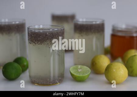 Jus de citron vert avec graines de chia. Jus de citron vert rafraîchissant avec des graines de chia trempées une nuit et sucrées avec du miel, un choix de boisson saine pour l'hydratation A. Banque D'Images