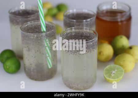 Jus de citron vert avec graines de chia. Jus de citron vert rafraîchissant avec des graines de chia trempées une nuit et sucrées avec du miel, un choix de boisson saine pour l'hydratation A. Banque D'Images