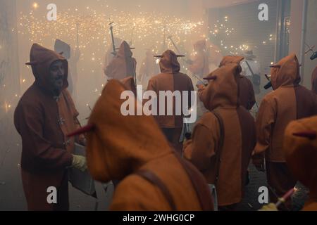 Vilanova i la Geltru accueille le roi du Carnaval avec le traditionnel ''arrivée'', mettant en vedette les diables de Vilanova et leurs correfocs. Après le sermon, ils organisent un défilé complet avec des danses, de la musique et des costumes à Vilanova i la Geltru, en Espagne, le 9 février 2024. (Photo de Marc Asensio/NurPhoto) crédit : NurPhoto SRL/Alamy Live News Banque D'Images