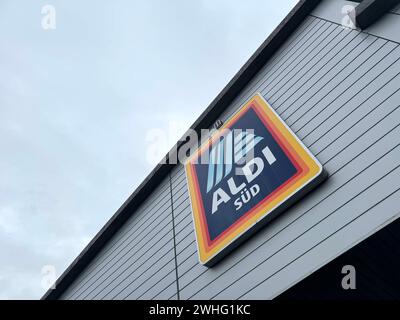 Eine filiale von Aldi a poursuivi Süd à Siegen, logo Aldi filiale AM 09.02.2024 à Siegen/Deutschland. *** Une succursale d'Aldi a poursuivi Süd à Siegen, logo Aldi magasin le 09 02 2024 à Siegen Allemagne Banque D'Images