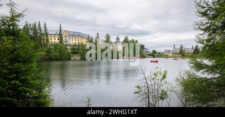 Vue panoramique des bâtiments le long d'un lac dans la station touristique Štrbské Pleso dans les montagnes des Tatras en Slovaquie Banque D'Images