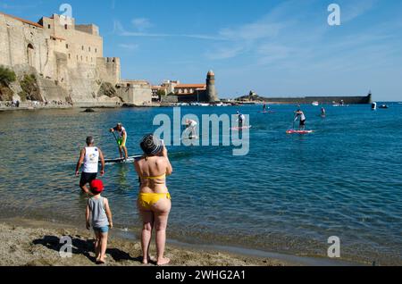Collioure vacances d'été gros gens face à la plage bleu ciel un fond de mer Banque D'Images