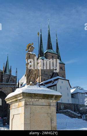 Statue de Minerve enneigée sur la place de la cathédrale d'Erfurt avec cathédrale et église severi Banque D'Images