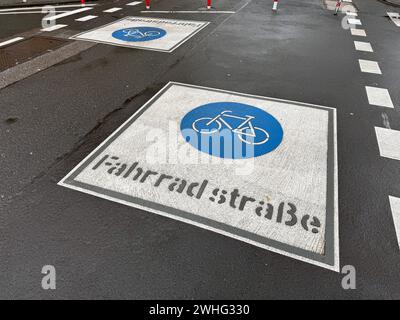 Radfahren, Fahrradfahren in der Koelner Kölner Innenstadt, Fahrrad, Fahrradstraße auf der Maybachstr. Aufgesprueht aufgesprüht Verkehrswesen, Radfahren in der Innenstadt am 09.02.2024 in Koeln Köln /Deutschland. *** Cyclisme, cyclisme dans le centre-ville de Cologne, vélo, piste cyclable sur Maybachstr pulvérisé sur pulvérisé sur la circulation, cyclisme dans le centre-ville le 09 02 2024 à Cologne Cologne Allemagne Banque D'Images