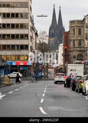 Blick auf den Koelner Kölner Dom, Hohe Domkirche Sankt Petrus aus der Maybachstr. / Ritterstr. Koelner Kölner Dom Am 09.02.2024 à Koeln Köln/Deutschland. *** Vue de la cathédrale de Cologne, haute cathédrale église de préparées Peter de la cathédrale Maybachstr Ritterstr Cologne le 09 02 2024 à Cologne Cologne Allemagne Banque D'Images