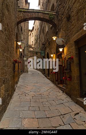 Petite rue à Volterra Banque D'Images