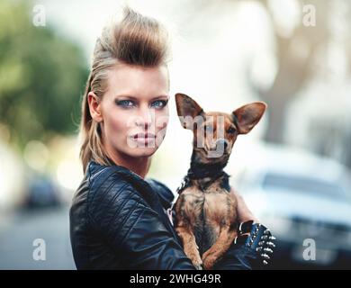 Femme, portrait et mode punk avec animal de compagnie, edgy et rock n roll pour cool dans des vêtements funky et soins pour chihuahua chien. Londres, personne et face-à-face Banque D'Images