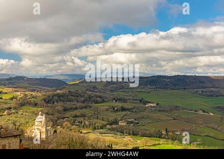 Vue de Montepulciano au paysage environnant Banque D'Images