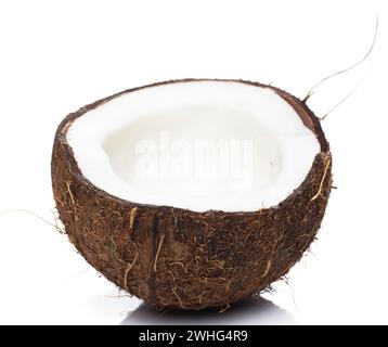 Noix de coco aux fruits tropicaux frais sur fond blanc Banque D'Images