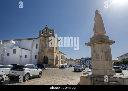 Statue de l'évêque D. Francisco Gomes do Avelar 1739-1816 à Largo da se la place de la cathédrale à Faro l'Algarve Portugal 6 février 2024 Banque D'Images