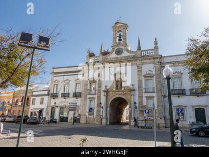 L'Arche de la ville (Arco da Vila), à Faro avec la nidification de cigognes blanches (Ciconia ciconia) dans le centre-ville de Faro l'Algarve Portugal, 6 février 2024 Banque D'Images