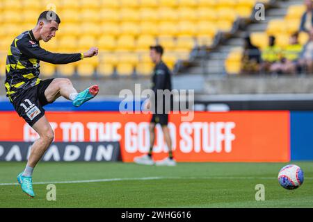 Wellington, Nouvelle-Zélande. Samedi 10 février 2024. A-League - Wellington Phoenix v. Western Utd. Bozhidar Kraev, milieu de terrain de Wellington Phoenix, prend un tir dans l'échauffement avant le match de A-League entre Wellington Phoenix et Western Utd au Sky Stadium. Crédit : James Foy/Alamy Live News Banque D'Images