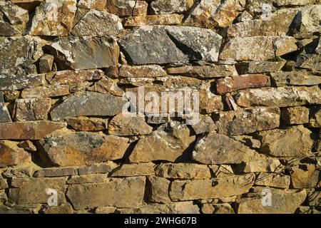 Vieux mur de pierre fait de rochers près Banque D'Images