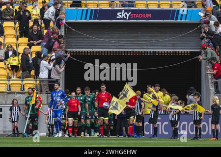 Wellington, Nouvelle-Zélande. Samedi 10 février 2024. A-League - Wellington Phoenix v. Western Utd. Les équipes se rendent sur le terrain avant le match de A-League entre Wellington Phoenix et Western Utd au Sky Stadium. Crédit : James Foy/Alamy Live News Banque D'Images