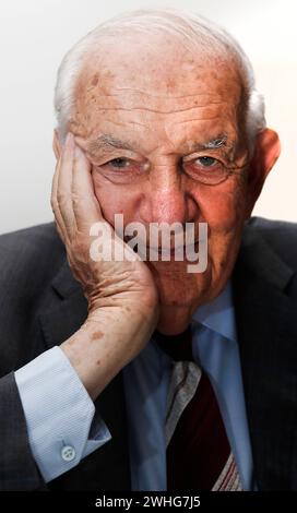 Buchvorstellung GER, Berlin,20170508, Buchvorstellung von Alfred Grosser, geboren AM 01. Février 1925 in Frankfurt am main, Deutsch-Französischer Publizist, Autor, Soziologe und Politikwissenschaftler, Buchvorstellung, le Mensch, die Ethik der Identitäten, verstorben AM 07. Februar,Paris, Frankreich *** présentation de livre GER, Berlin,20170508, présentation de livre par Alfred Grosser, né le 01 février 1925 à Francfort-sur-le-main, publiciste germano-français, auteur, sociologue et politologue, présentation de livre, le Mensch, L'éthique des identités, décédé le 07 février, Paris, France Banque D'Images