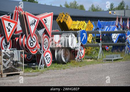 Neumunster, Allemagne, 4 juin 2022 : la circulation chante sur les rayonnages de la zone de stockage - éditorial Banque D'Images