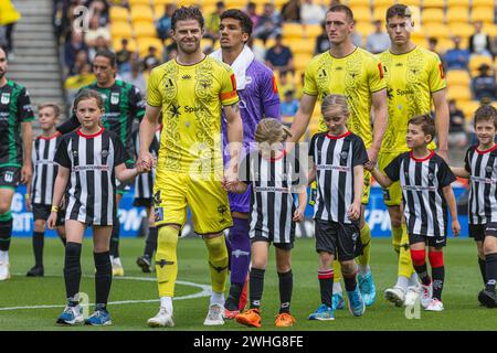 Wellington, Nouvelle-Zélande. Samedi 10 février 2024. A-League - Wellington Phoenix v. Western Utd. Alex Rufer, capitaine de Wellington Phoenix, mène son équipe sur le terrain avant le match De A-League entre Wellington Phoenix et Western Utd au Sky Stadium. Crédit : James Foy/Alamy Live News Banque D'Images