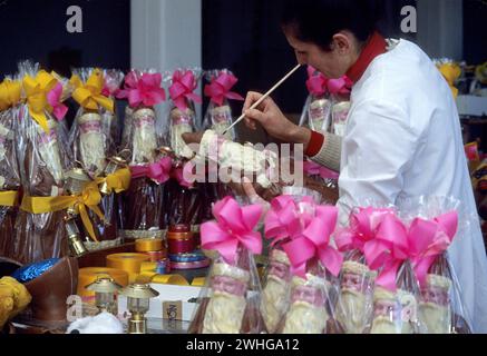 femme de l'industrie du chocolat peignant le chocolat du père noël pour noël Banque D'Images
