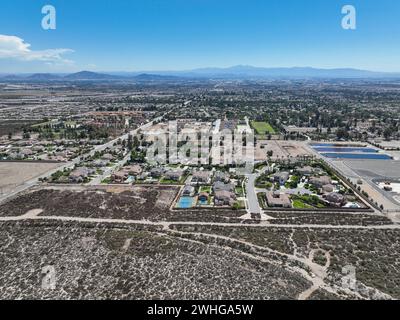 Vue aérienne de Rancho Cucamonga, situé au sud des contreforts des montagnes de San Gabriel et de la forêt nationale d'Angeles Banque D'Images