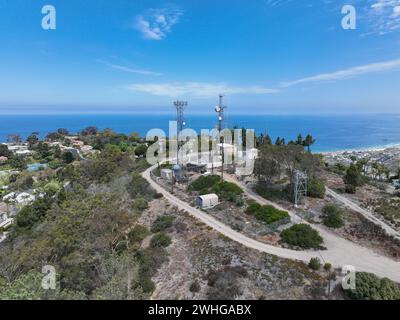 Vue aérienne de la tour de télécommunication avec antenne de réseau cellulaire 5G au sommet d'une vallée à San Diego Banque D'Images