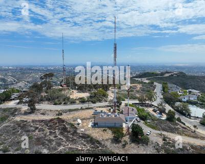 Vue aérienne de la tour de télécommunication avec antenne de réseau cellulaire 5G au sommet d'une vallée à San Diego Banque D'Images