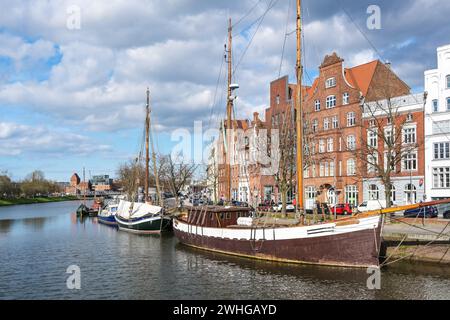 Lubeck, Allemagne, 11 avril 2022 : bateaux à voile historiques en bois dans le port du musée sur la rivière Trave au quai de l'ancien Banque D'Images