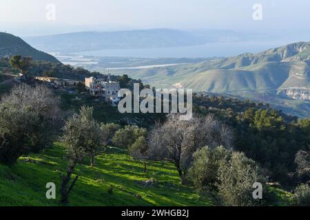 Vue sur la mer de Galilée et les hauteurs du Golan à la frontière entre Israël, la Sirie et la Jordanie Banque D'Images