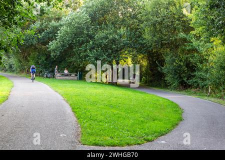 Marcheurs et cyclistes par une belle journée d'été Banque D'Images