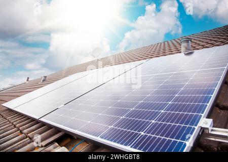 Panneaux solaires sur le toit. gros plan de panneaux solaires sur le ciel ensoleillé Banque D'Images