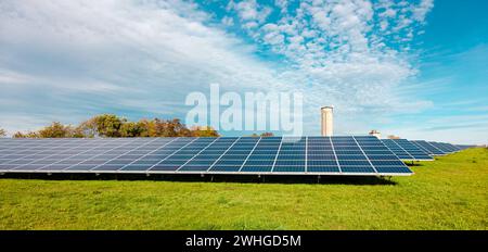 Panneaux solaires dans un champ. photovoltaïque, source alternative d'électricité. Banque D'Images